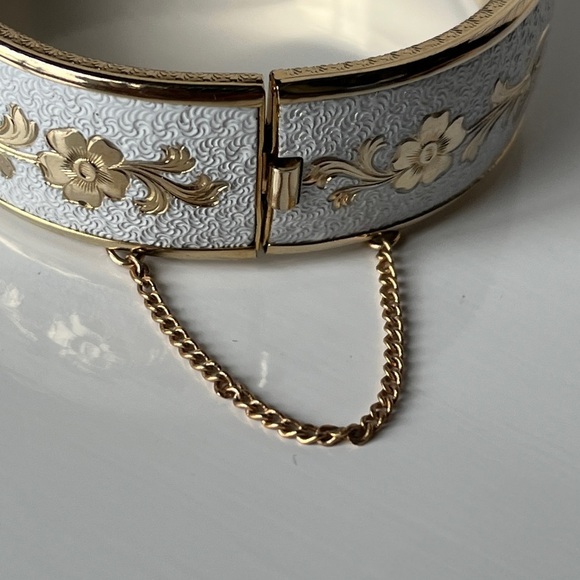 Vintage White Textured Enamel mc And Gold Flower Vine Hinged Bangle Bracelet - Picture 4 of 10
